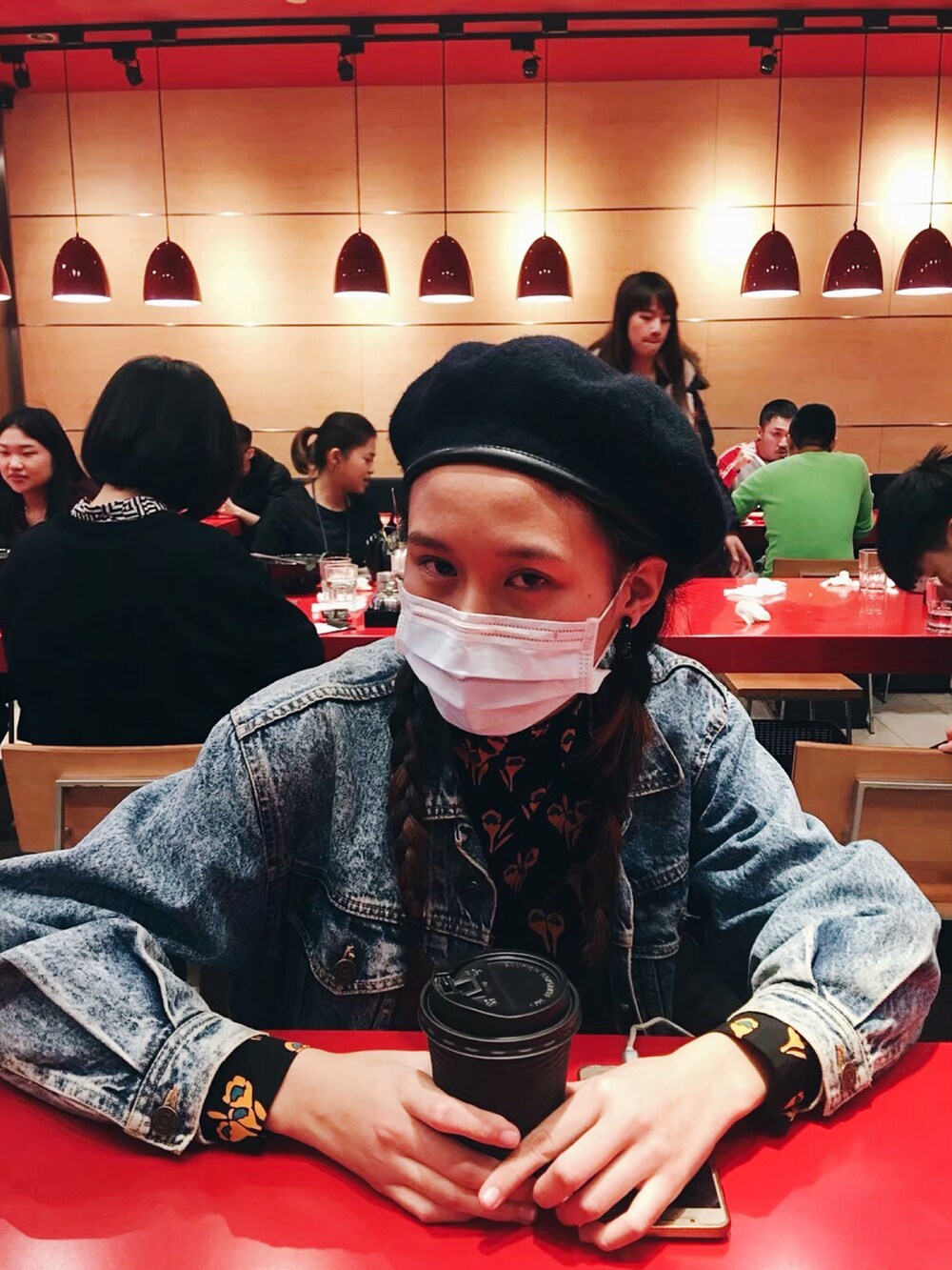 ブルー系のジャケット/アウター、ブラック系のシューズ、ブラック系のバッグを着用したレディースの春コーディネートの2枚目の写真