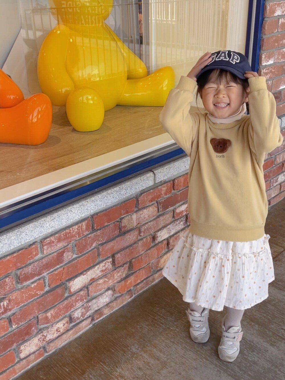 イエロー系のトップスを着用したレディースの春コーディネートの4枚目の写真