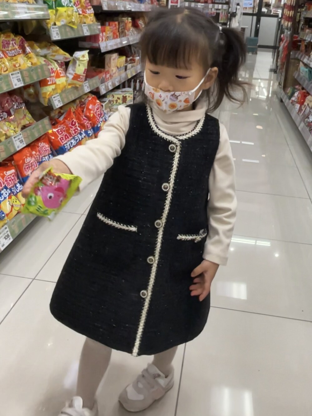 ブラック系のワンピース/ドレスを着用したレディースの秋コーディネートの2枚目の写真