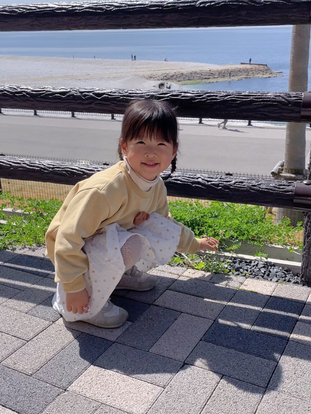 イエロー系のトップスを着用したレディースの春コーディネートの3枚目の写真