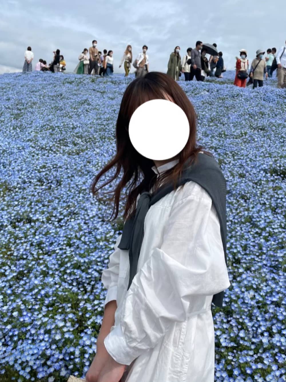 ベージュ系のかごバッグ、ホワイト系のシャツワンピース、ホワイト系のその他パンツを着用したレディースの冬コーディネートの2枚目の写真