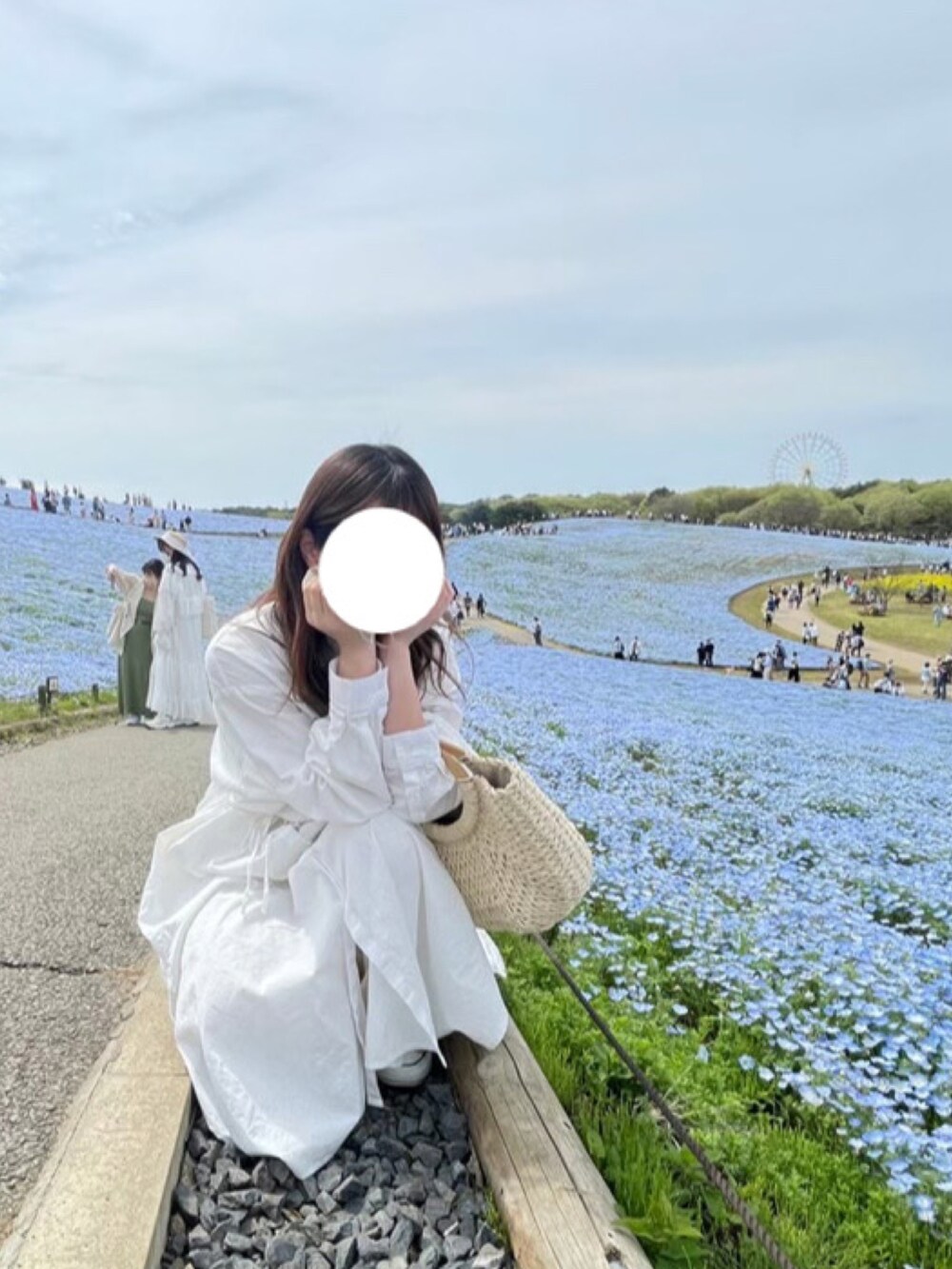 ベージュ系のかごバッグ、ホワイト系のシャツワンピース、ホワイト系のその他パンツを着用したレディースの冬コーディネートの3枚目の写真