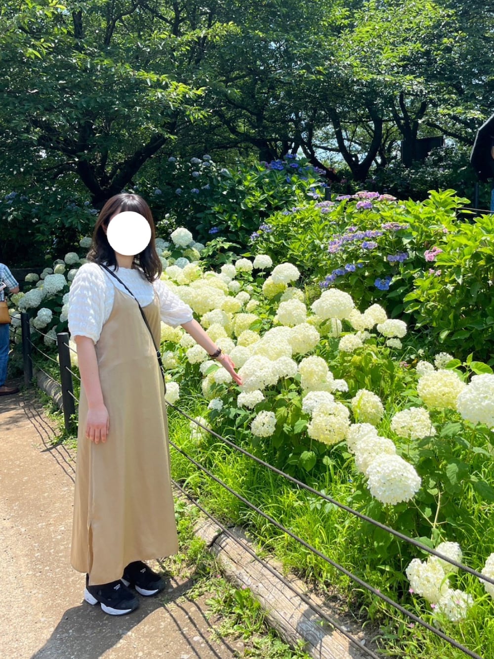 「みんなの白Tフェス、夏コーデ、GU、ユニクロ、UNIQLO、プチプラ、reebok、休日スタイル、スニーカー、キャミワンピ、ポコポコ、デート」｜「CLEAの2WAYスクエアミニボストン（ショルダーバッグ、ブラック系）」を使った、もさん（レディース・158cm）の夏コーディネートの2枚目の写真