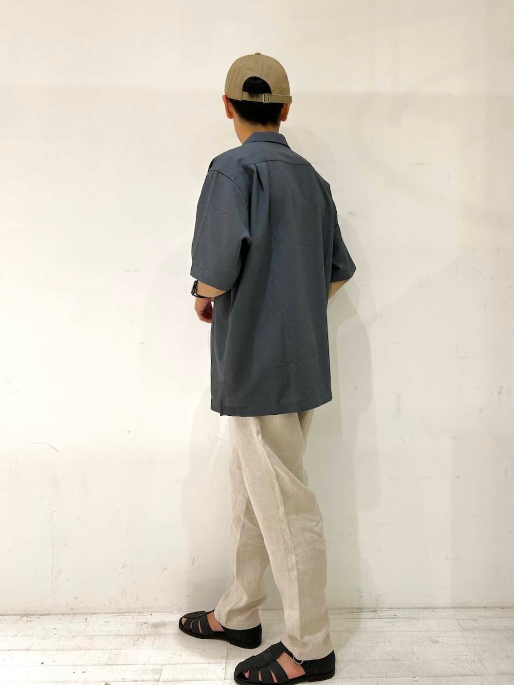 「シンプル、アーバンリサーチ、大人カジュアル、シャツスタイル、カジュアル、urbanresearchdoors、ワントーン、URBANRESEARCH、シンプルコーデ、休日スタイル、doors、ドアーズ、サンダルコーデ、旅行コーデ、帰省コーデ」|「URBAN RESEARCH DOORSの『XLサイズ/WEB限定』ツイルリネン イージートラウザー(その他パンツ、ホワイト系)」を使った、なりさん(メンズ・174cm)の夏コーディネートの3枚目の写真