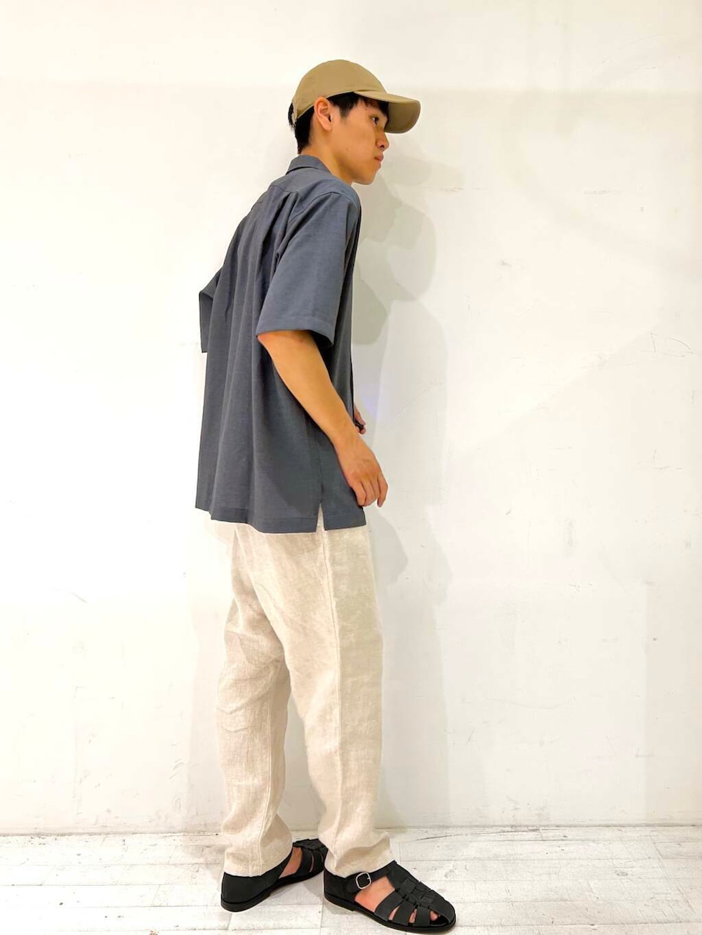 「シンプル、アーバンリサーチ、大人カジュアル、シャツスタイル、カジュアル、urbanresearchdoors、ワントーン、URBANRESEARCH、シンプルコーデ、休日スタイル、doors、ドアーズ、サンダルコーデ、旅行コーデ、帰省コーデ」|「URBAN RESEARCH DOORSの『XLサイズ/WEB限定』ツイルリネン イージートラウザー(その他パンツ、ホワイト系)」を使った、なりさん(メンズ・174cm)の夏コーディネートの2枚目の写真
