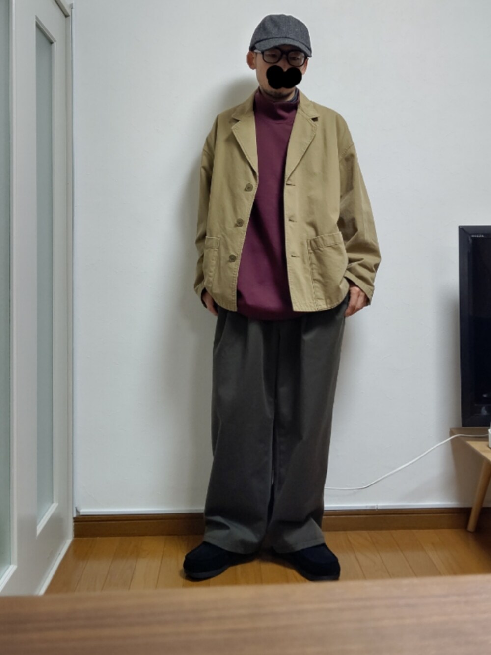 ブラック系のモカシン/デッキシューズを着用したメンズの冬コーディネートの2枚目の写真