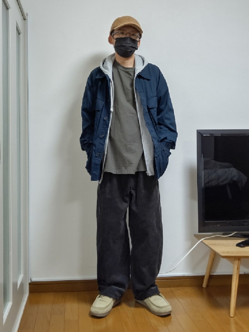 ブラック系のモカシン/デッキシューズを着用したメンズの秋コーディネートの2枚目の写真