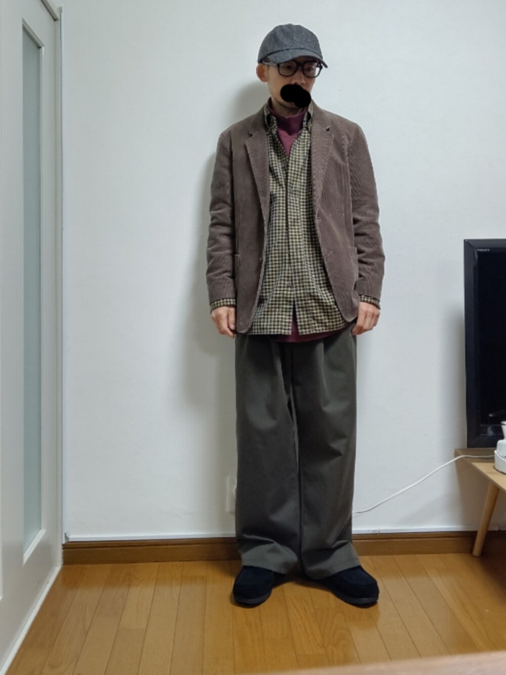 ブラック系のモカシン/デッキシューズを着用したメンズの冬コーディネートの2枚目の写真