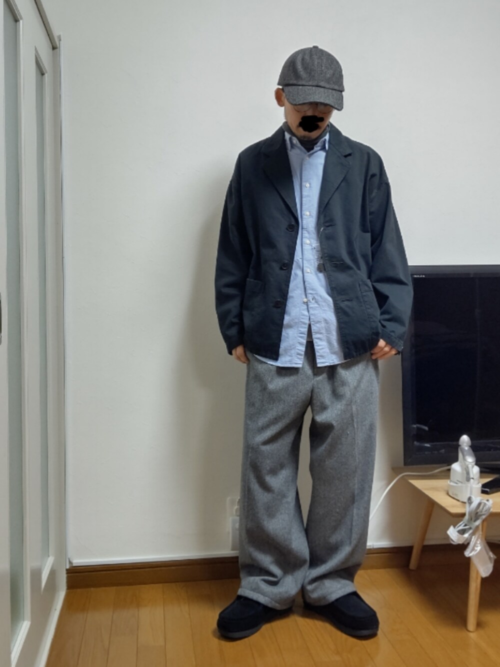 ブラック系のモカシン/デッキシューズを着用したメンズの冬コーディネートの2枚目の写真