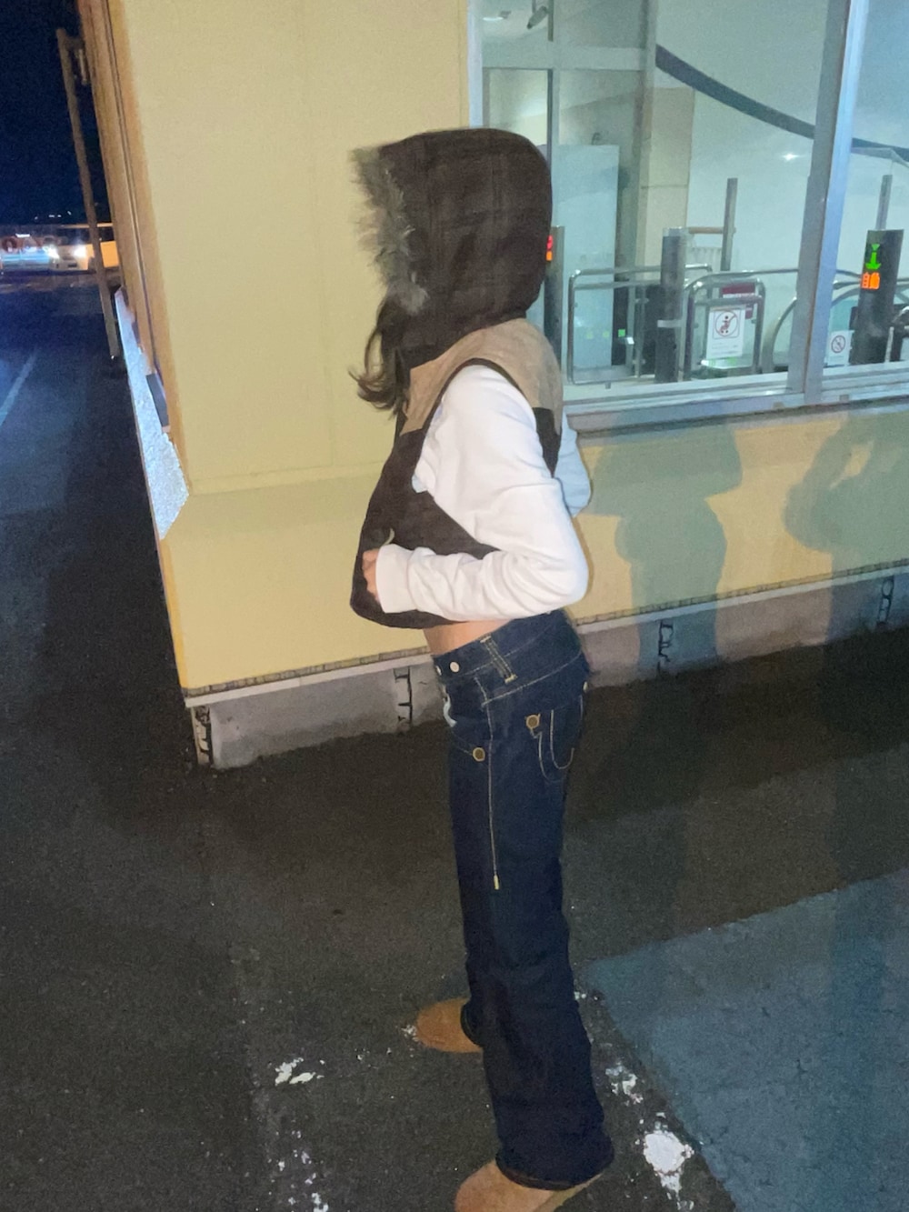 ホワイト系のスウェット、ブルー系のデニムパンツ、ホワイト系のハンドバッグを着用したレディースの秋コーディネートの2枚目の写真