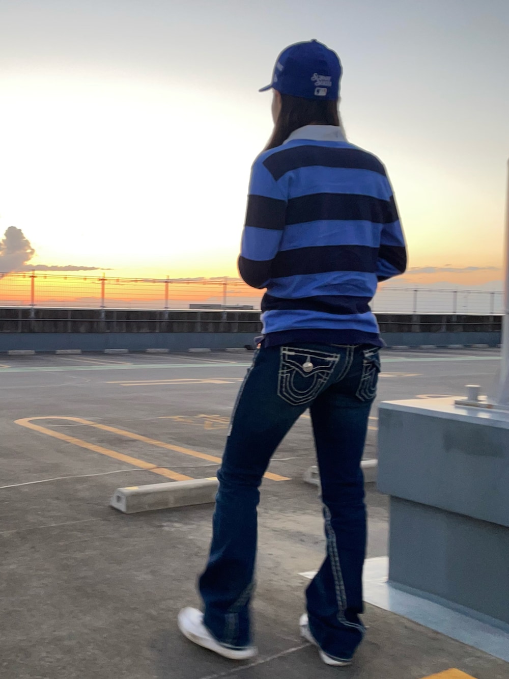 ブルー系のその他トップス、ブルー系のデニムパンツ、ホワイト系のスニーカーを着用したレディースの夏コーディネートの2枚目の写真