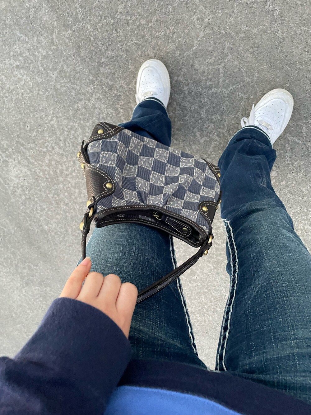 ブルー系のその他トップス、ブルー系のデニムパンツ、ホワイト系のスニーカーを着用したレディースの夏コーディネートの3枚目の写真