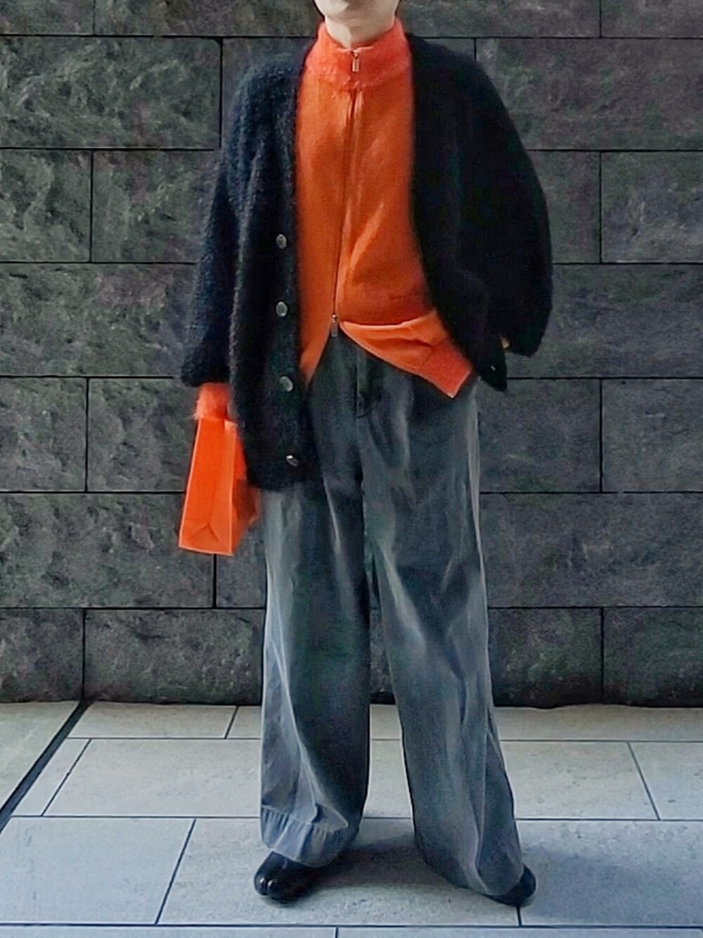 「私の推しブランド、休日スタイル、ワイドパンツ、シンプル、ワイドデニム、ドライバーズニット、オレンジ、モヘアカーディガン」｜「cussilの【cussil/クシル】モヘアライクヘビーニット バルーンワイドスリーブカーディガン（カーディガン/ボレロ、ブラック系）」を使った、kulaさん（メンズ・173cm）の冬コーディネートの2枚目の写真