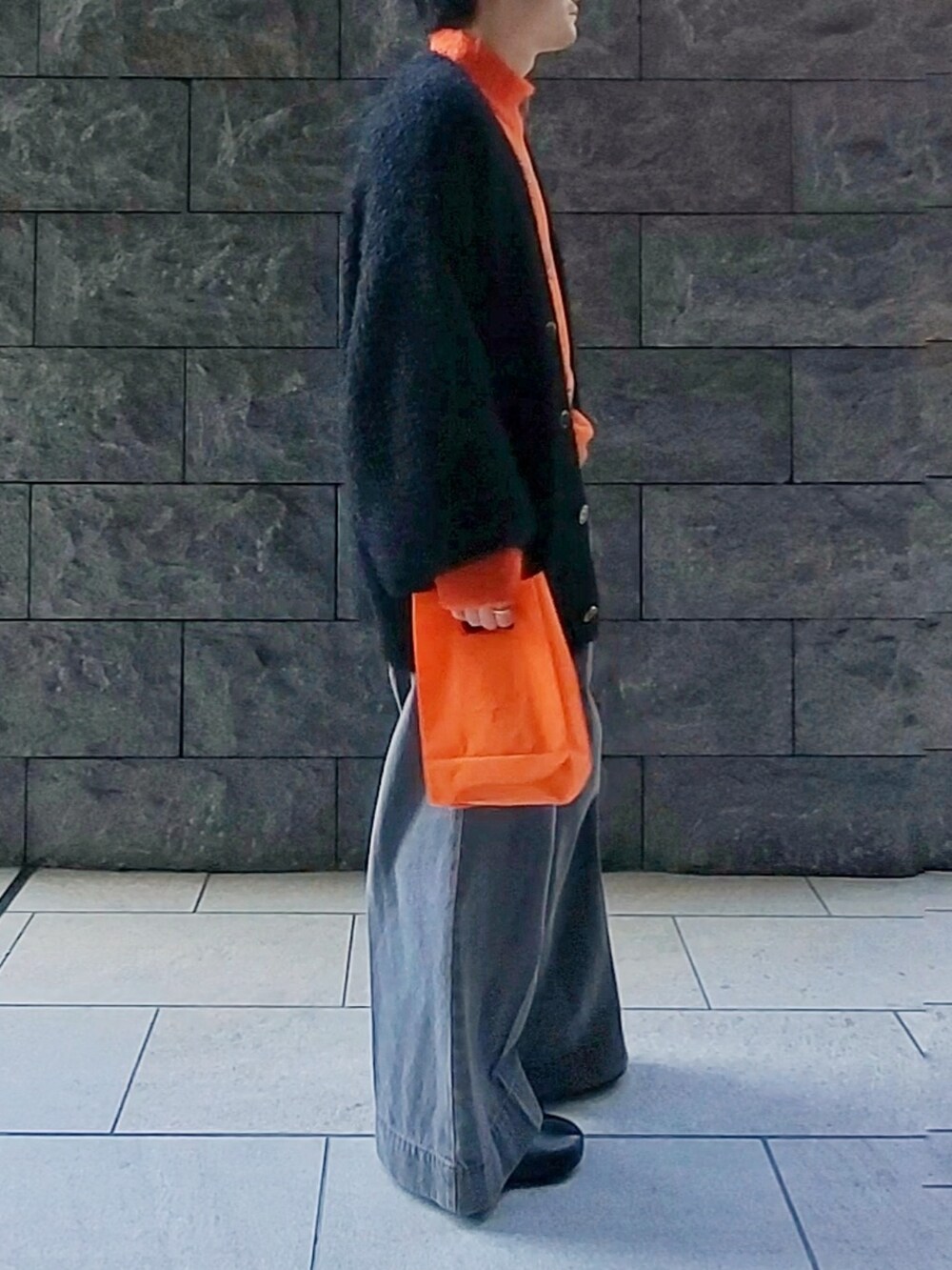 「私の推しブランド、休日スタイル、ワイドパンツ、シンプル、ワイドデニム、ドライバーズニット、オレンジ、モヘアカーディガン」｜「cussilの【cussil/クシル】モヘアライクヘビーニット バルーンワイドスリーブカーディガン（カーディガン/ボレロ、ブラック系）」を使った、kulaさん（メンズ・173cm）の冬コーディネートの3枚目の写真