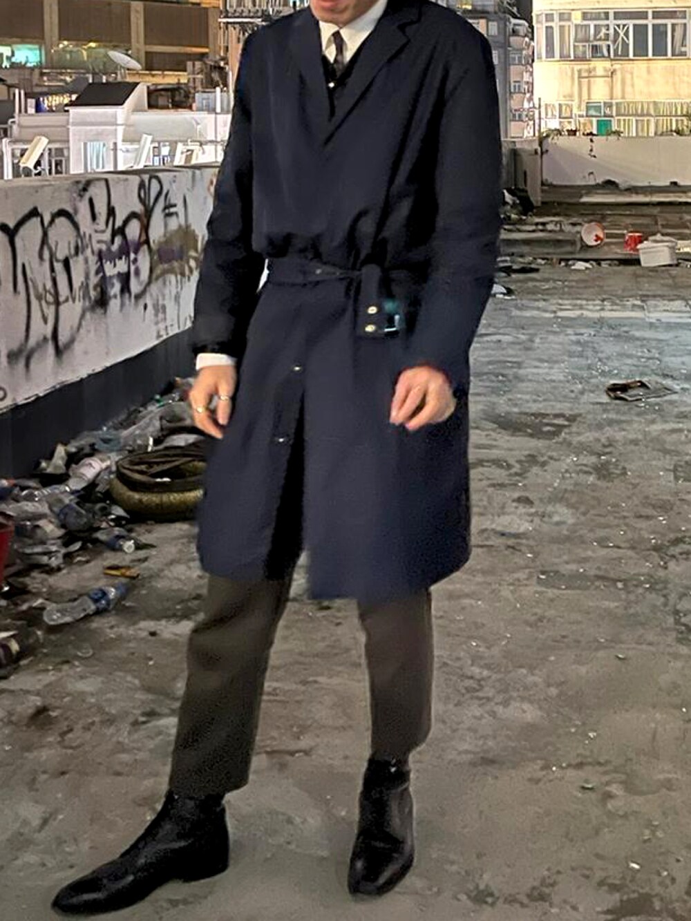 ブルー系のその他アウターを着用したメンズの冬コーディネートの2枚目の写真