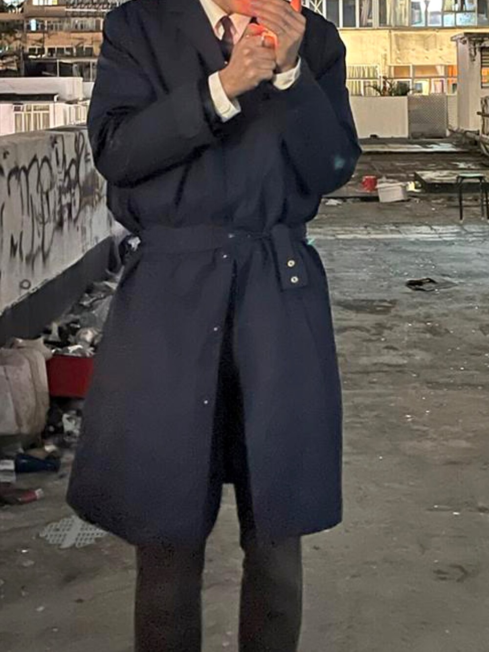 ブルー系のその他アウターを着用したメンズの冬コーディネートの3枚目の写真