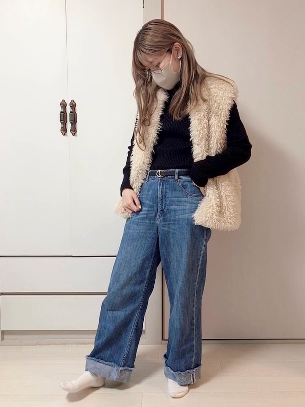 「春コーデ、ファーベスト、ダテメガネ、デニムワイドパンツ、黒ニット」｜「SENSE OF PLACE by URBAN RESEARCHのストレッチリブハイネックセーター（ニット/セーター、ブラック系）」を使った、mi.さん（レディース・155cm）の春コーディネートの2枚目の写真