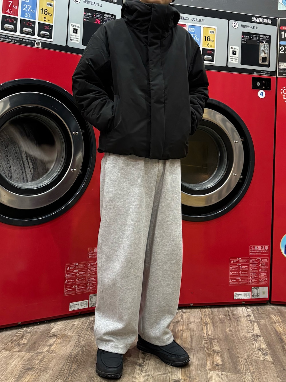 グレー系のスウェットパンツ、ブラック系のスニーカー、ブラック系のその他アウターを着用したメンズの冬コーディネートの2枚目の写真