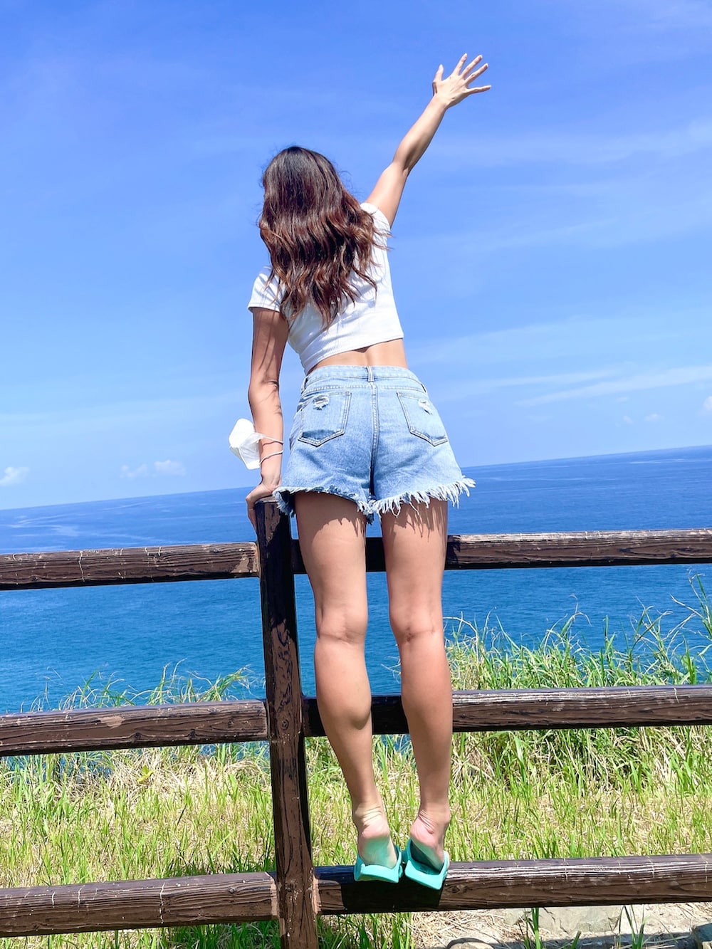 ホワイト系のTシャツ/カットソー、ブルー系のデニムパンツを着用したレディースの夏コーディネートの2枚目の写真