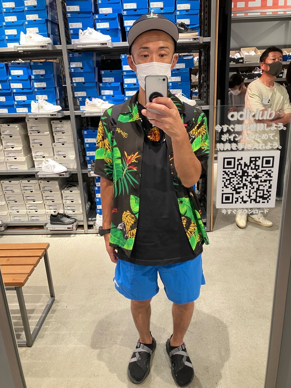 ブラック系のシャツ/ブラウスを着用したメンズの夏コーディネートの2枚目の写真