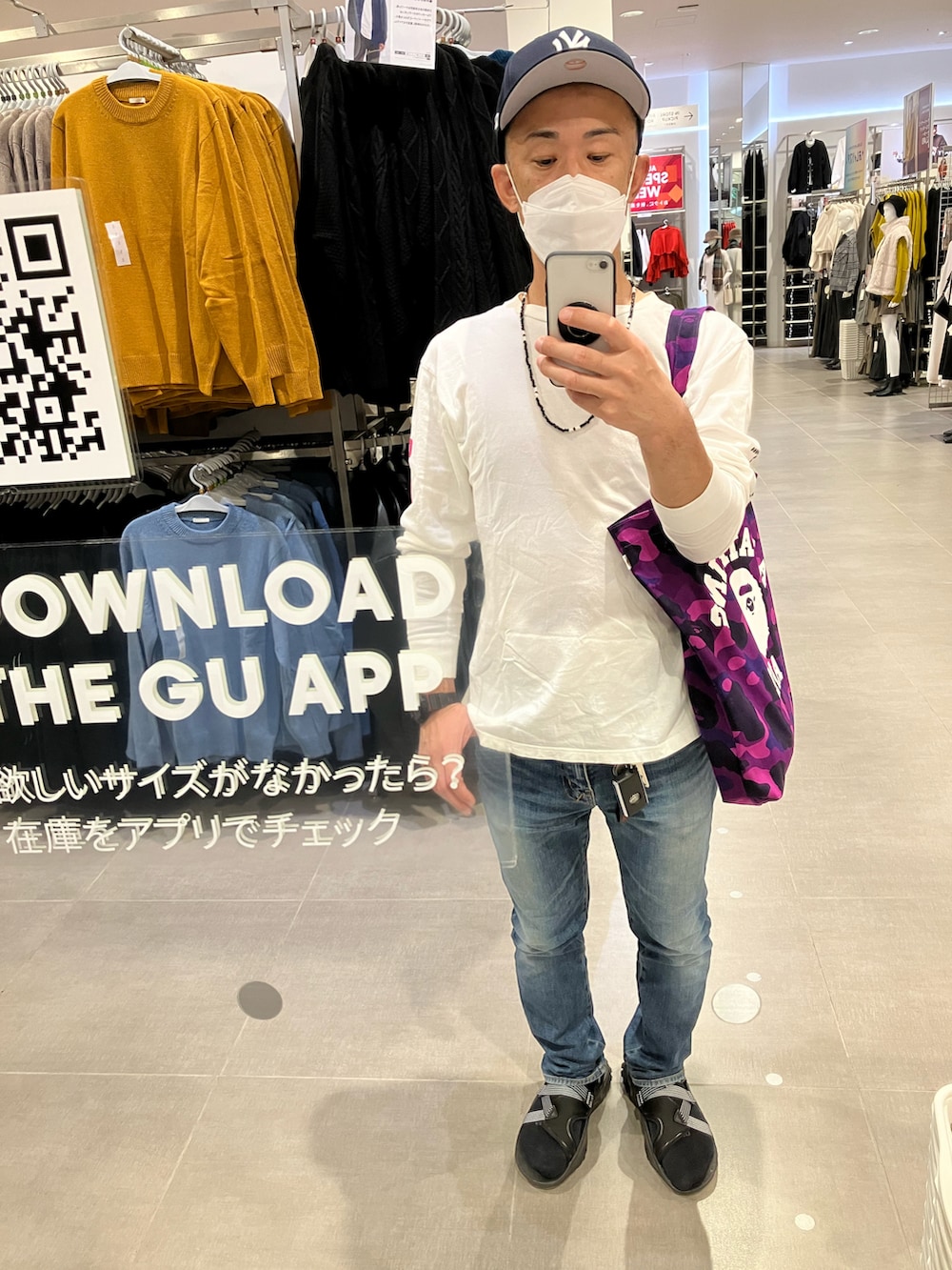 ホワイト系のTシャツ/カットソー、パープル系のトートバッグを着用したメンズの秋コーディネートの2枚目の写真