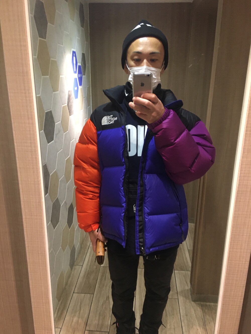 ブラック系のTシャツ/カットソーを着用したメンズの冬コーディネートの3枚目の写真