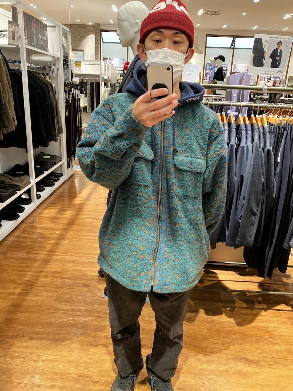 ブラック系のデニムパンツ、グリーン系のブルゾン、ブラウン系のニットキャップ/ビーニーを着用したメンズの春コーディネートの2枚目の写真