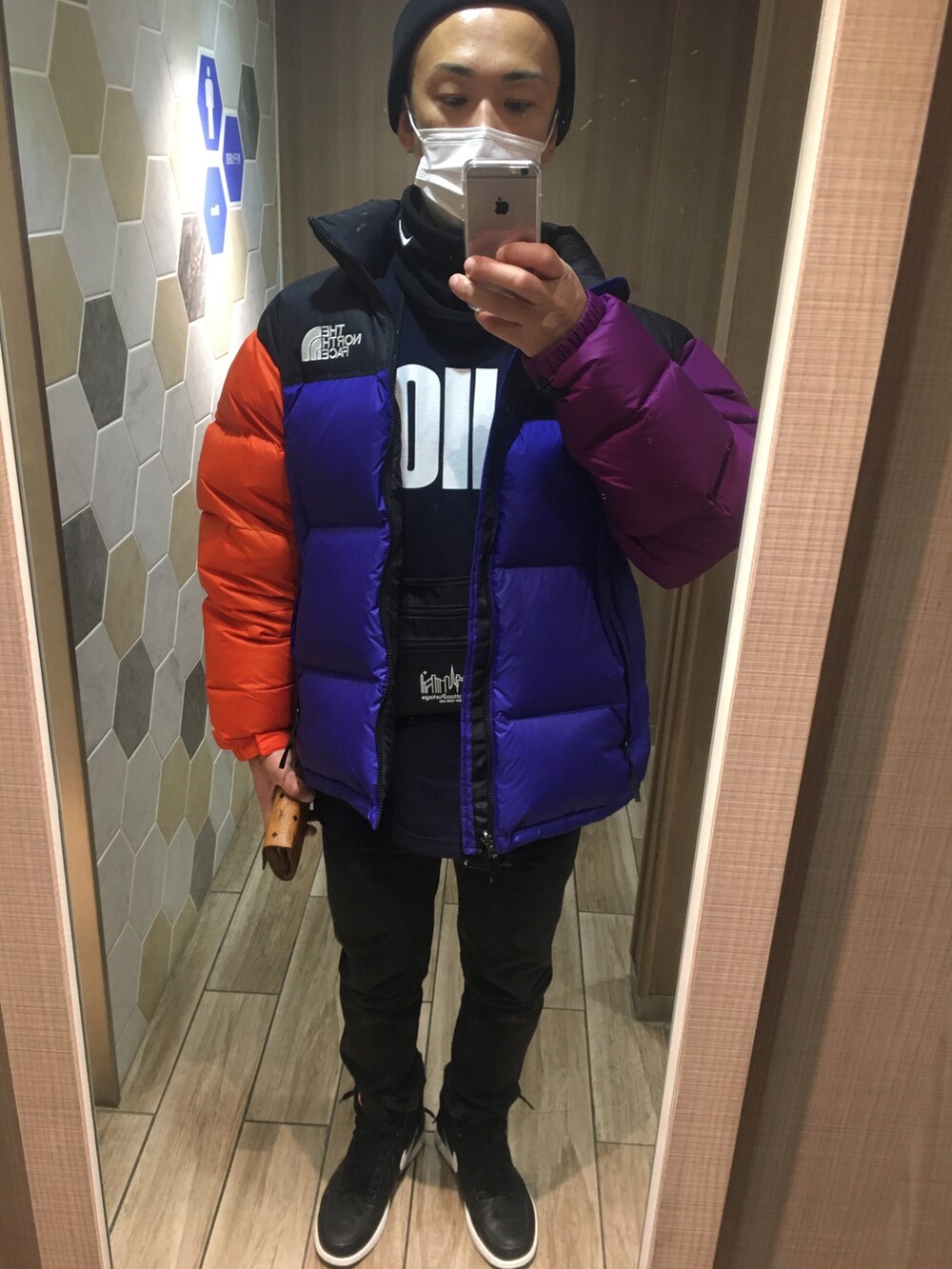 ブラック系のTシャツ/カットソーを着用したメンズの冬コーディネートの2枚目の写真