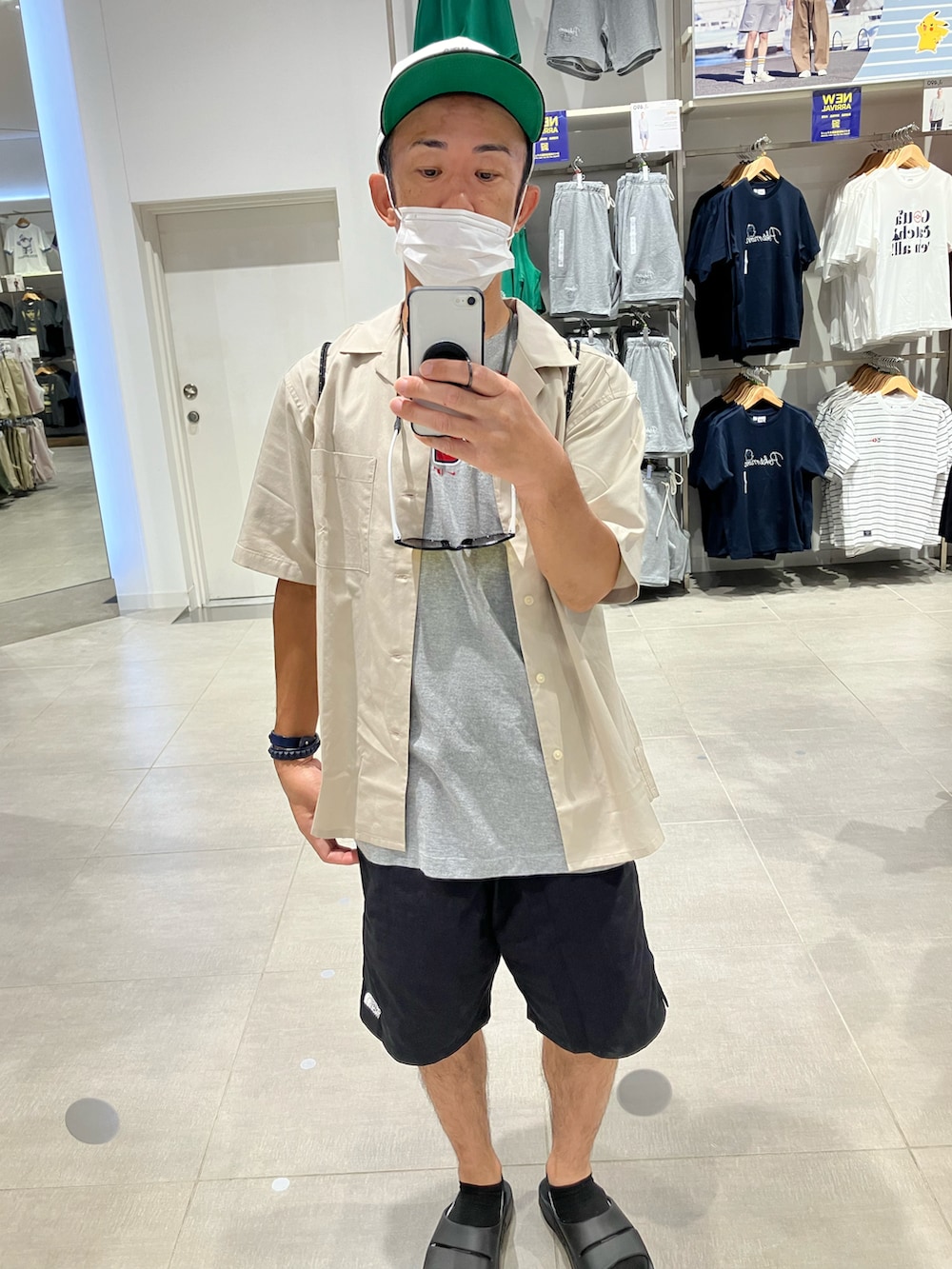 ベージュ系のシャツ/ブラウス、ブラック系のその他パンツ、ブラック系のサンダルを着用したメンズの夏コーディネートの2枚目の写真