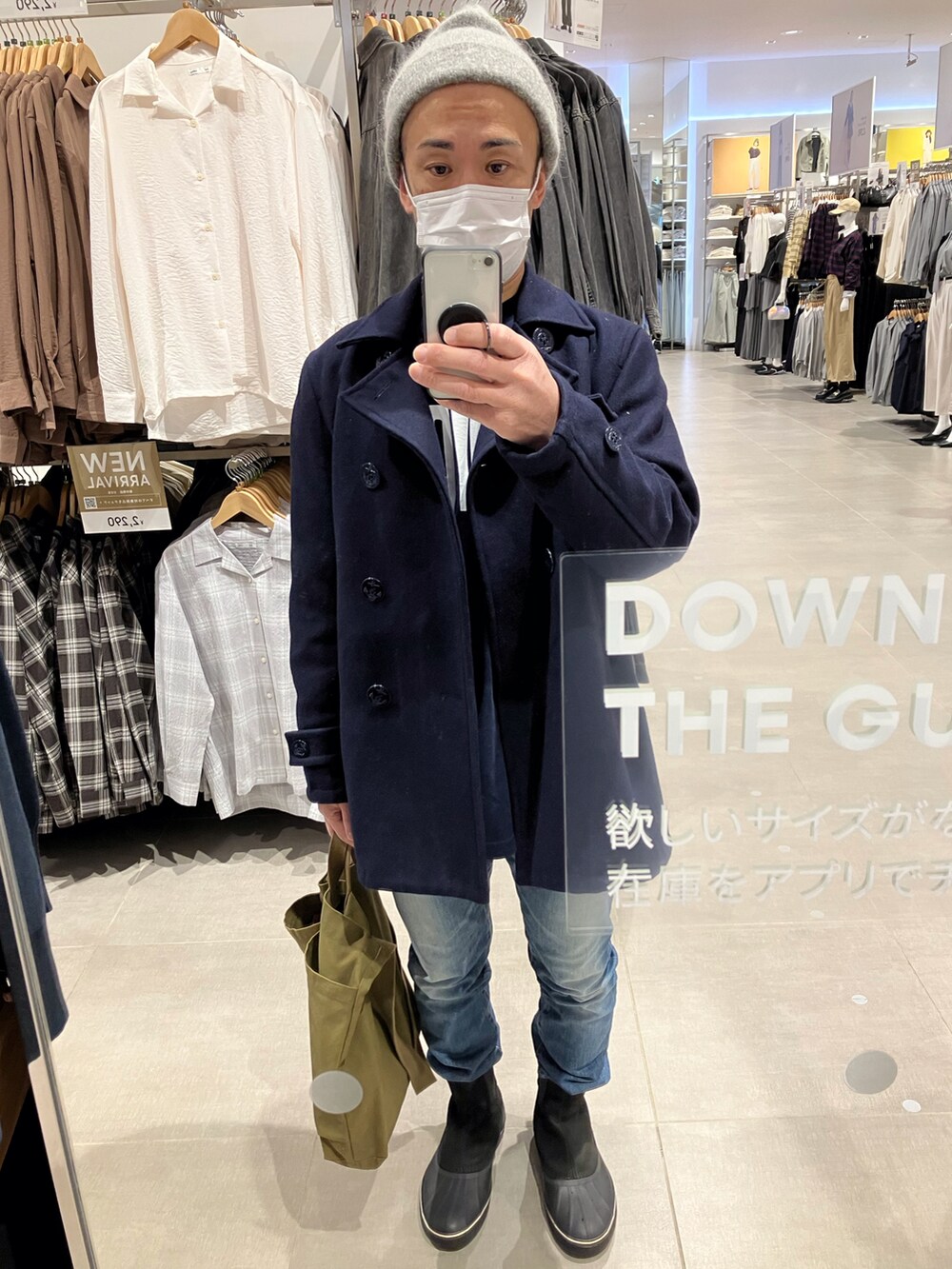 ブラック系のTシャツ/カットソー、グレー系のニットキャップ/ビーニーを着用したメンズの冬コーディネートの2枚目の写真