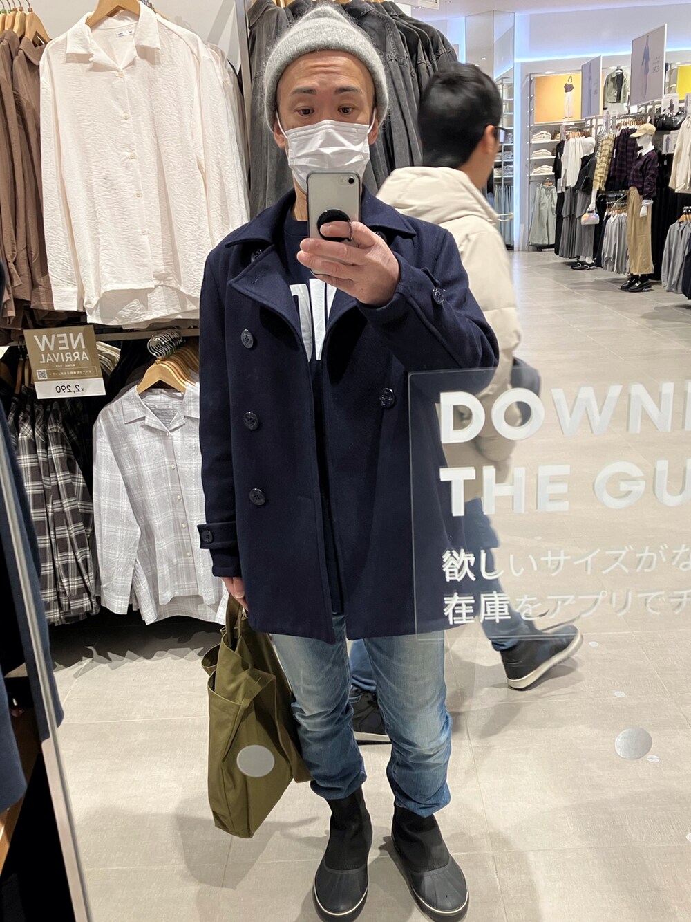 ブラック系のTシャツ/カットソー、グレー系のニットキャップ/ビーニーを着用したメンズの冬コーディネートの3枚目の写真