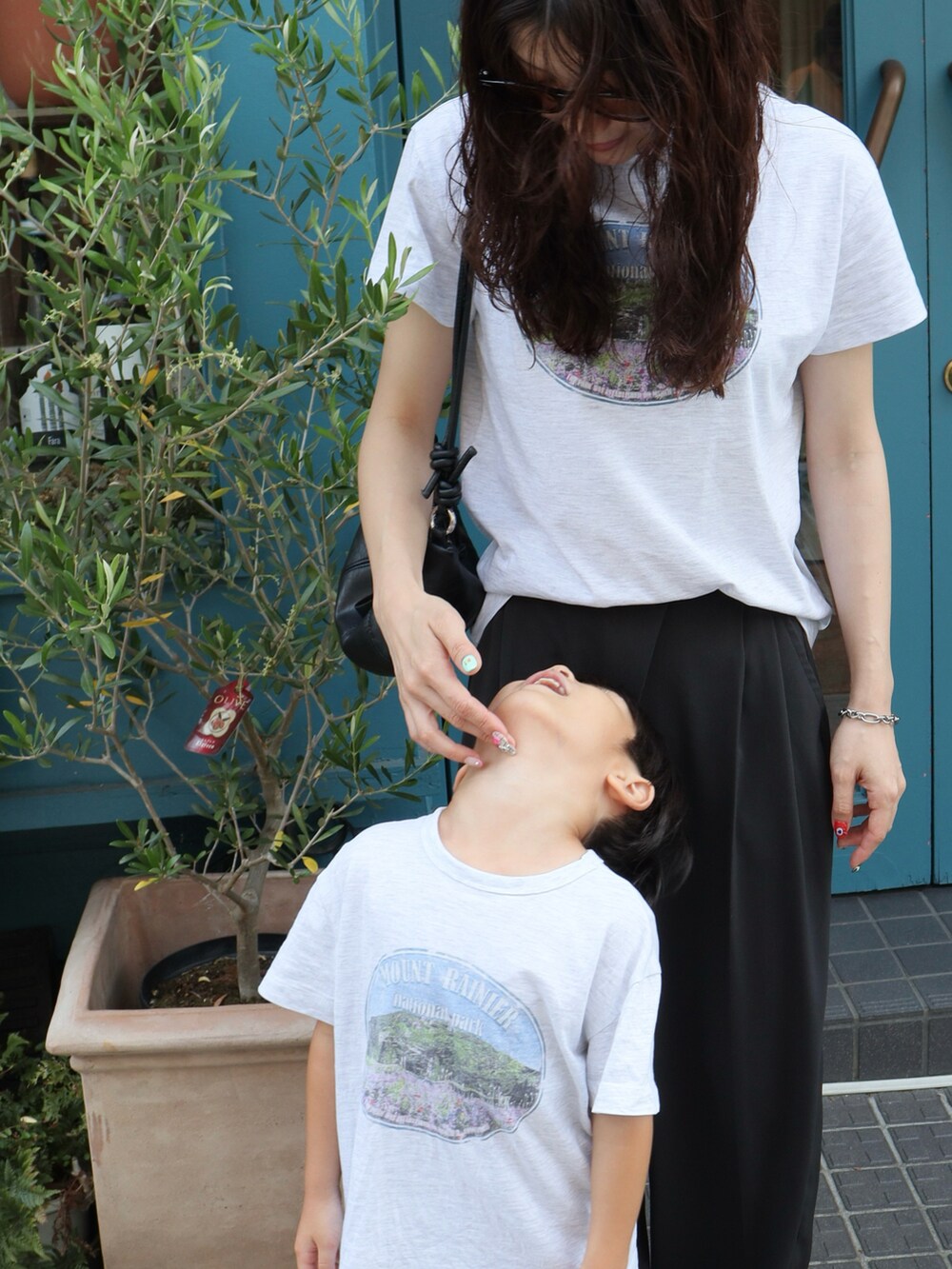 グレー系のTシャツ/カットソーを着用したキッズの冬コーディネートの2枚目の写真