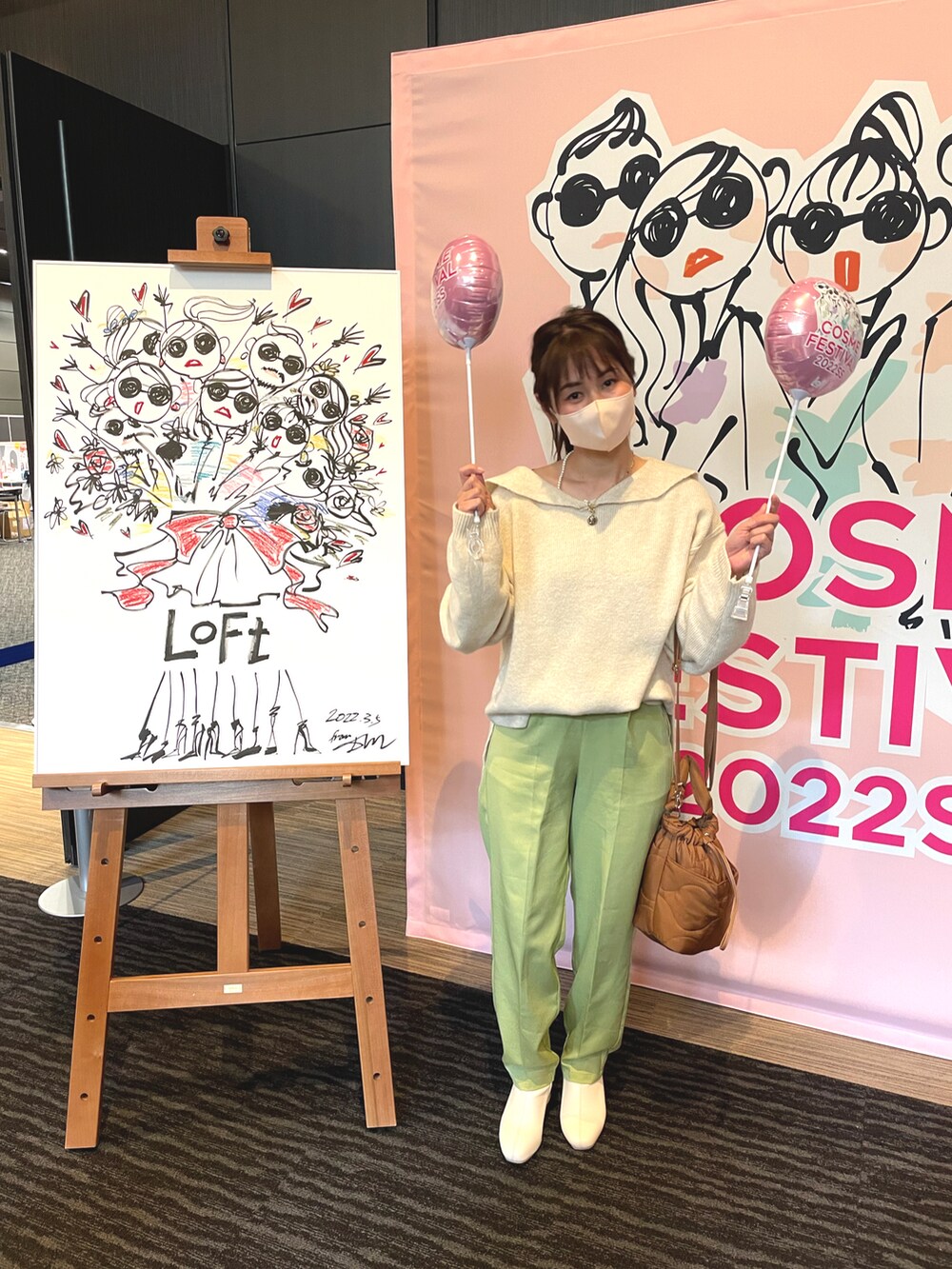 グリーン系のスラックス、ホワイト系のニット/セーター、ホワイト系のブーツを着用したレディースの春コーディネートの2枚目の写真