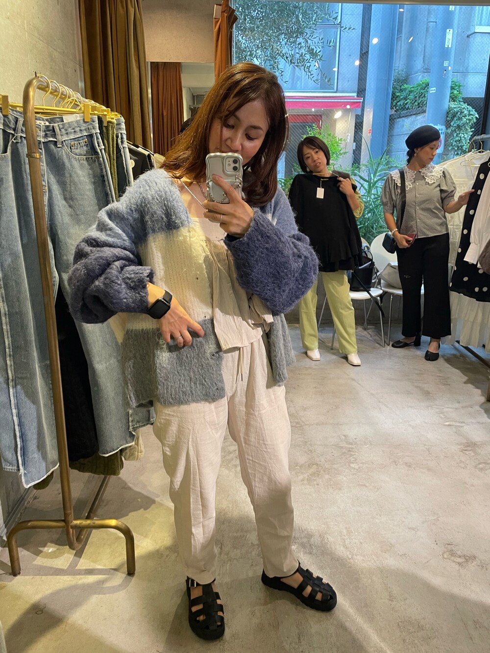 ベージュ系のその他トップス、ブルー系のジャケット/アウター、ブラック系のサンダルを着用したレディースの秋コーディネートの2枚目の写真