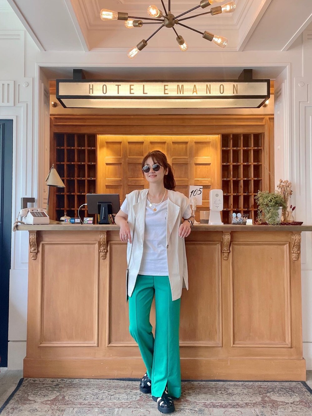 ホワイト系のTシャツ/カットソー、ブラック系のサンダル、ベージュ系のその他アウターを着用したレディースの秋コーディネートの3枚目の写真