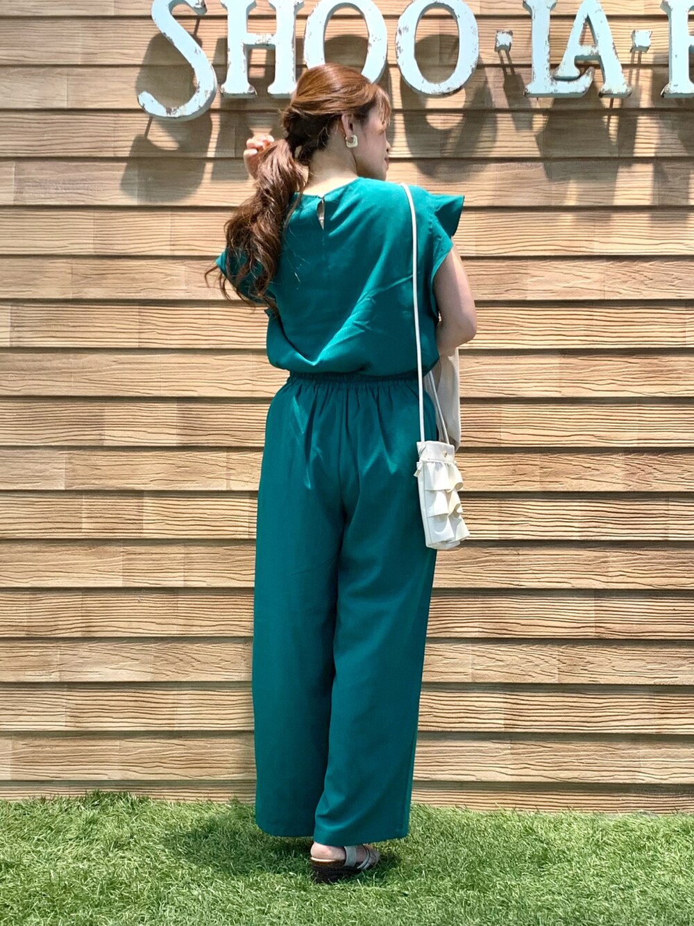 グリーン系のシャツ/ブラウス、グリーン系のその他パンツ、ベージュ系のカーディガン/ボレロを着用したレディースの秋コーディネートの5枚目の写真