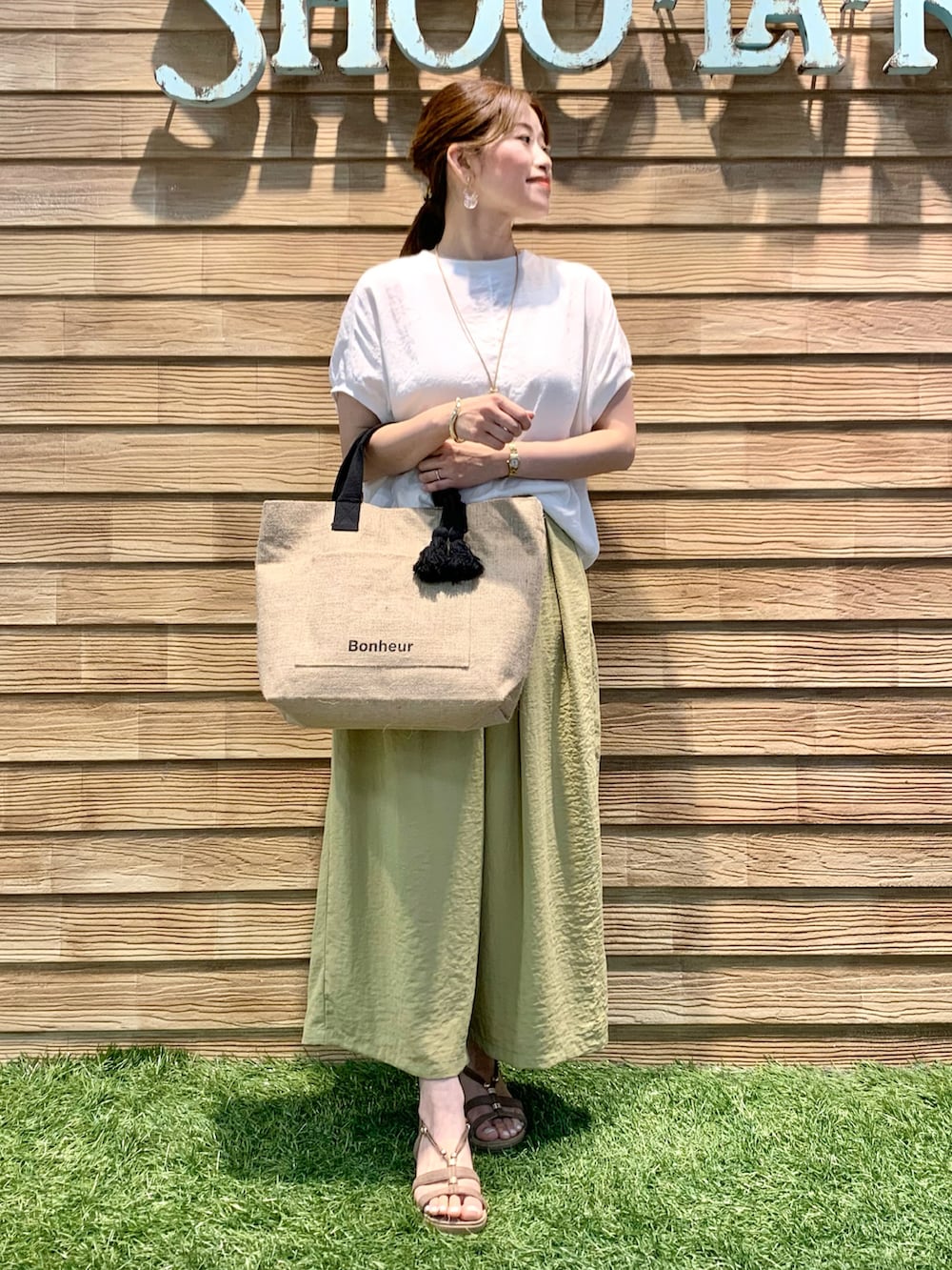 ホワイト系のシャツ/ブラウス、イエロー系のその他パンツ、ブラック系のショルダーバッグを着用したレディースの秋コーディネートの2枚目の写真