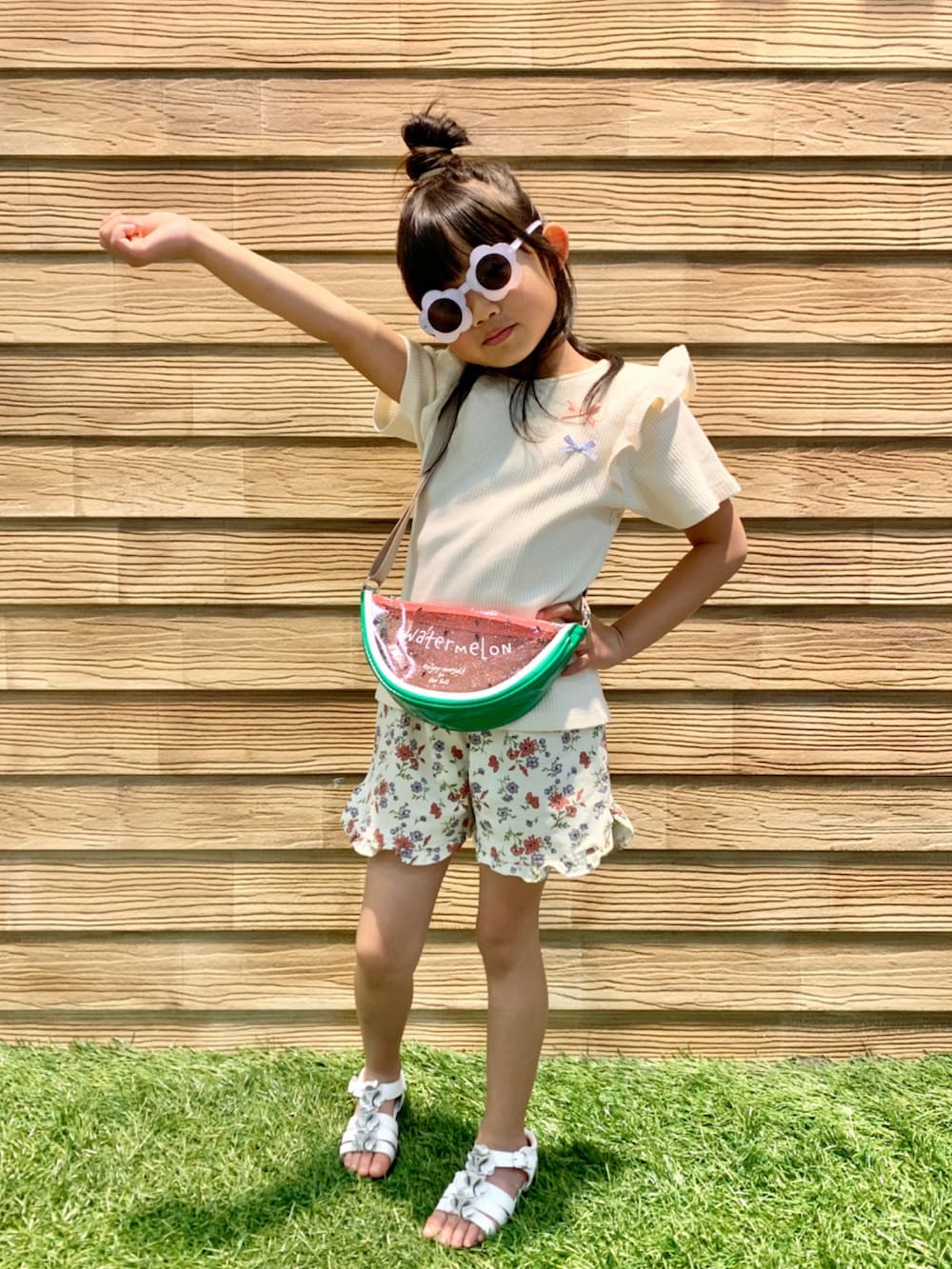 ホワイト系のTシャツ/カットソー、ベージュ系のその他パンツ、グリーン系のショルダーバッグを着用したキッズの夏コーディネートの2枚目の写真