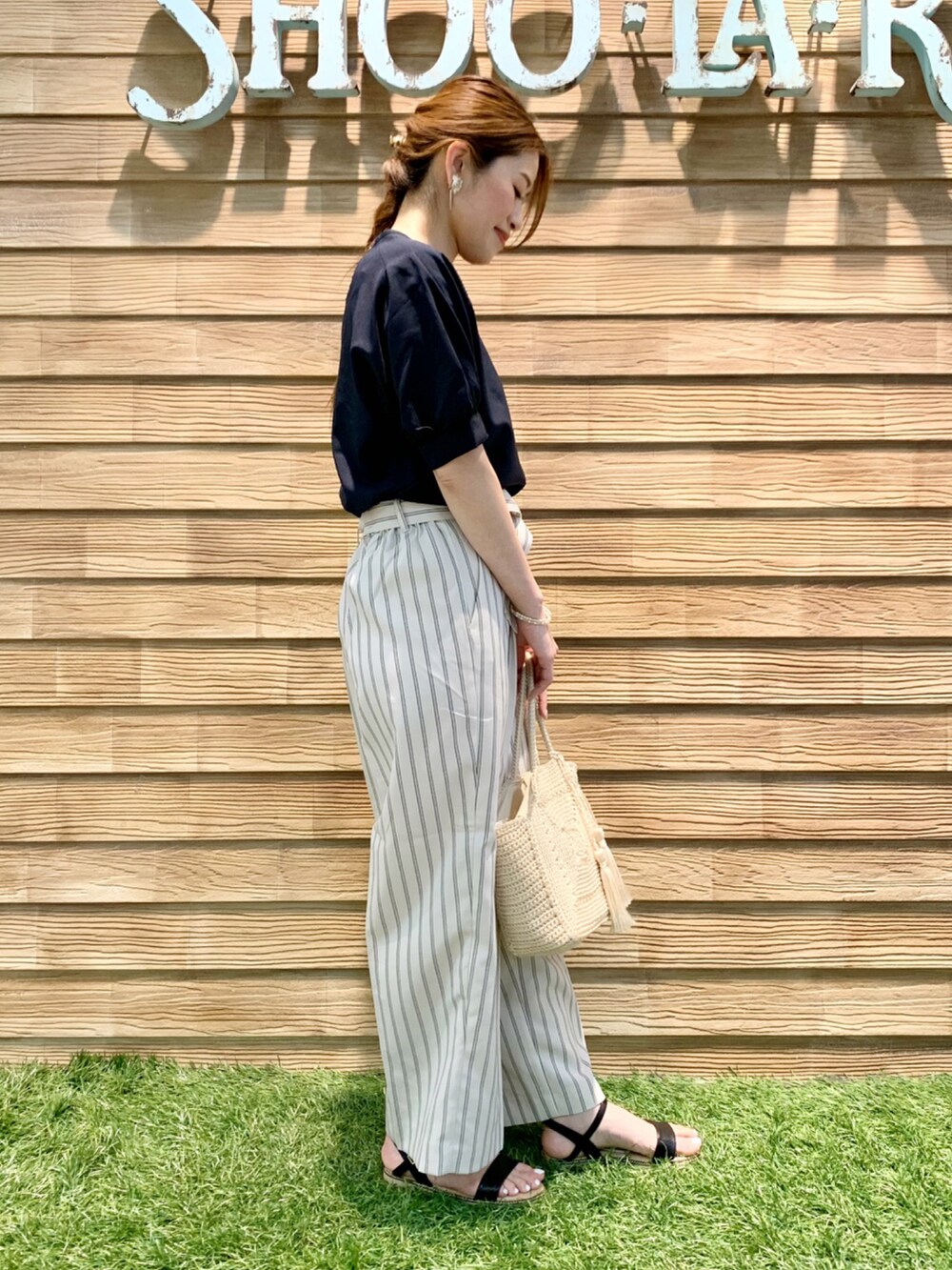 ブルー系のシャツ/ブラウス、ベージュ系のその他パンツ、ベージュ系のハンドバッグを着用したレディースの夏コーディネートの4枚目の写真