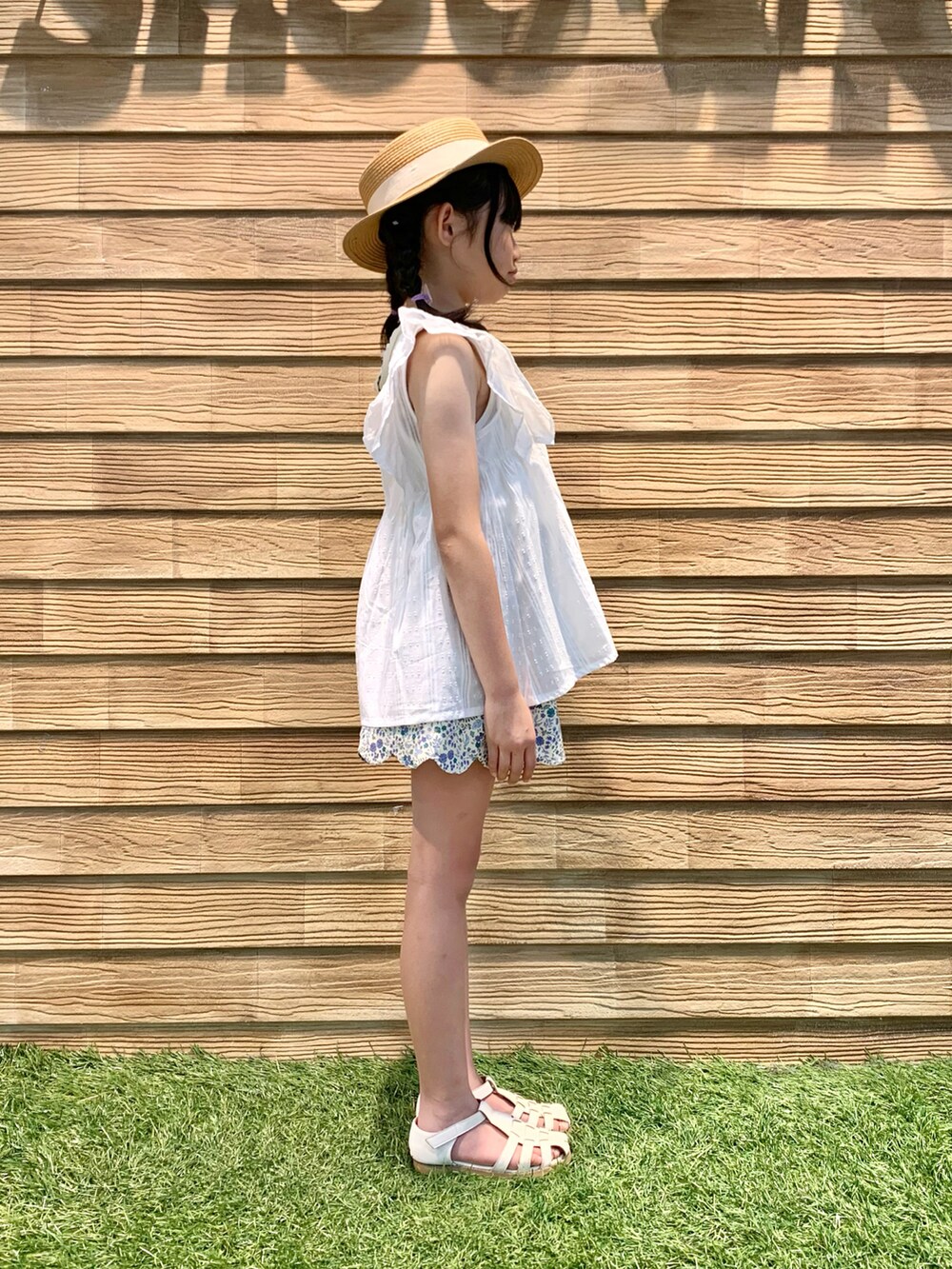 ホワイト系のシャツ/ブラウス、イエロー系のショルダーバッグ、ブルー系のその他パンツを着用したキッズの秋コーディネートの4枚目の写真