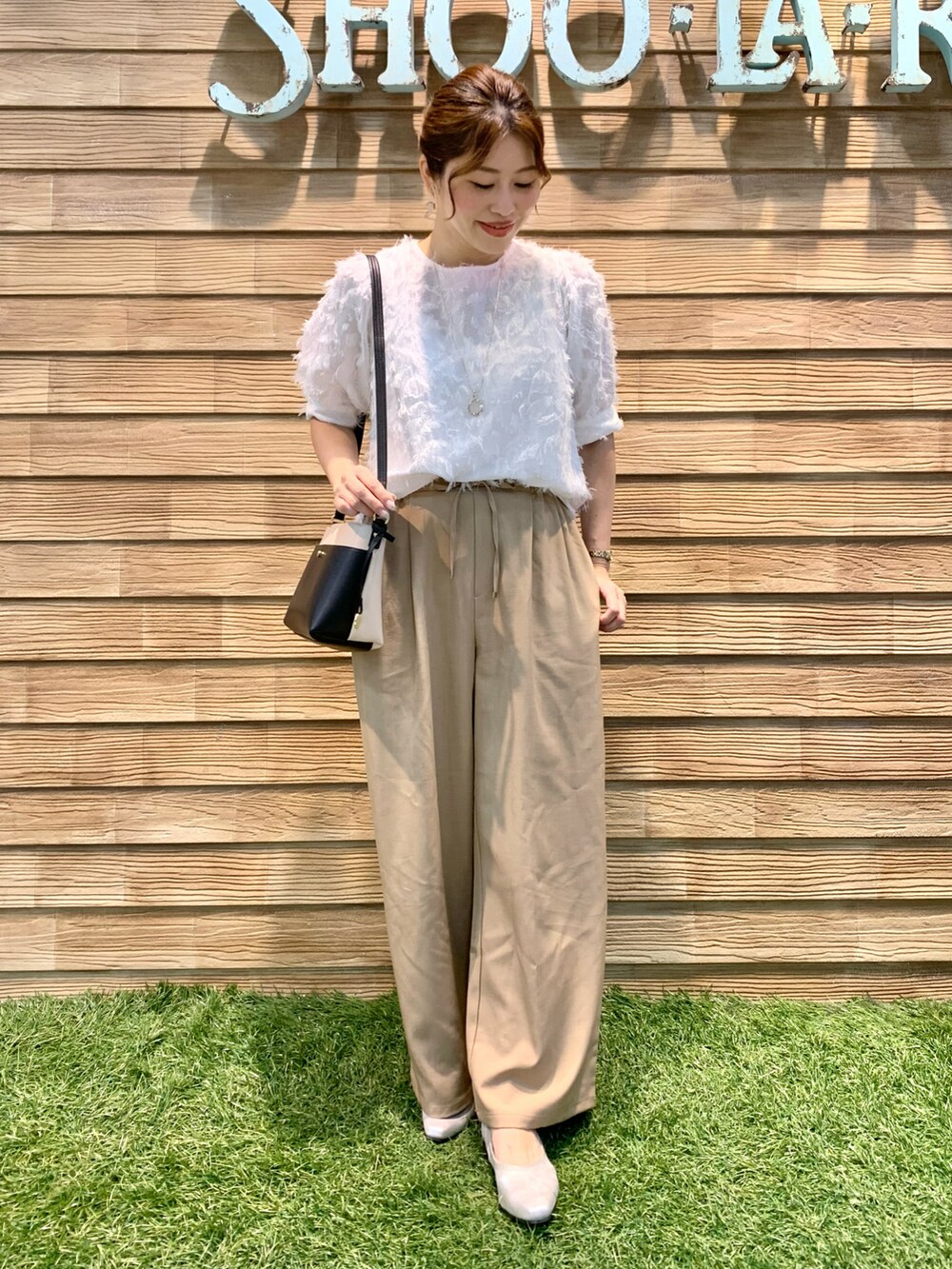 ホワイト系のシャツ/ブラウス、ベージュ系のその他パンツ、ベージュ系のショルダーバッグを着用したレディースの秋コーディネートの2枚目の写真