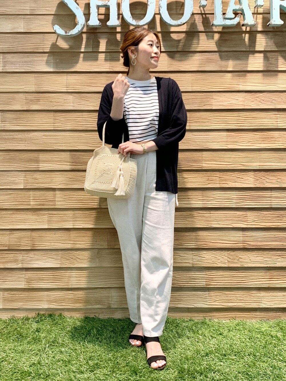 ブラック系のカーディガン/ボレロ、ブラック系のTシャツ/カットソー、ベージュ系のその他パンツを着用したレディースの夏コーディネートの2枚目の写真