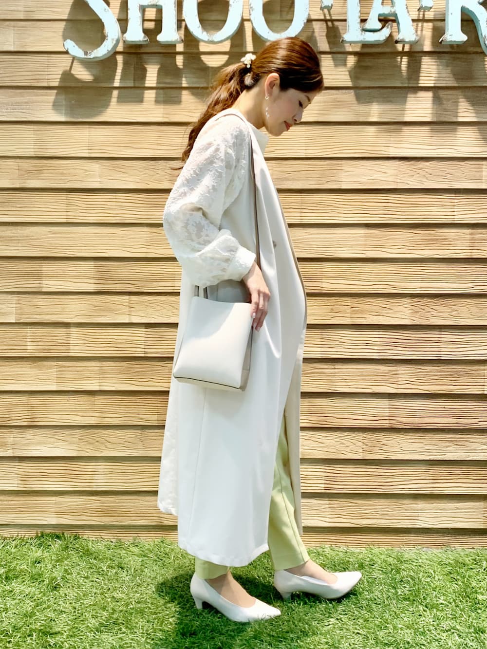 ベージュ系のベスト、ホワイト系のシャツ/ブラウス、イエロー系のその他パンツを着用したレディースの春コーディネートの3枚目の写真