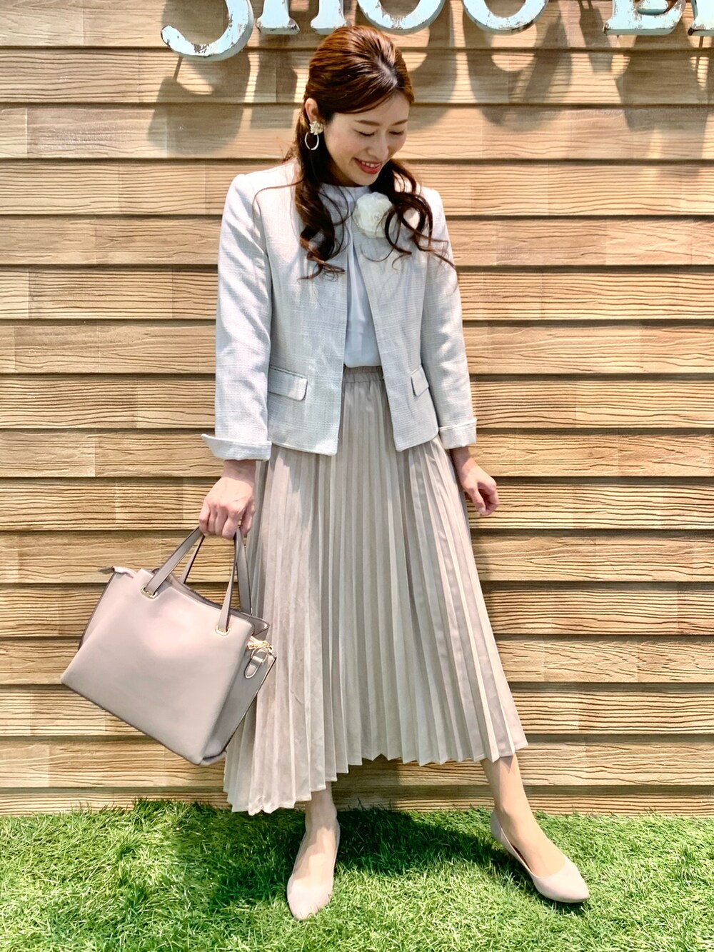 ベージュ系のノーカラージャケット、ベージュ系のシャツ/ブラウス、ベージュ系のスカートを着用したレディースの冬コーディネートの2枚目の写真