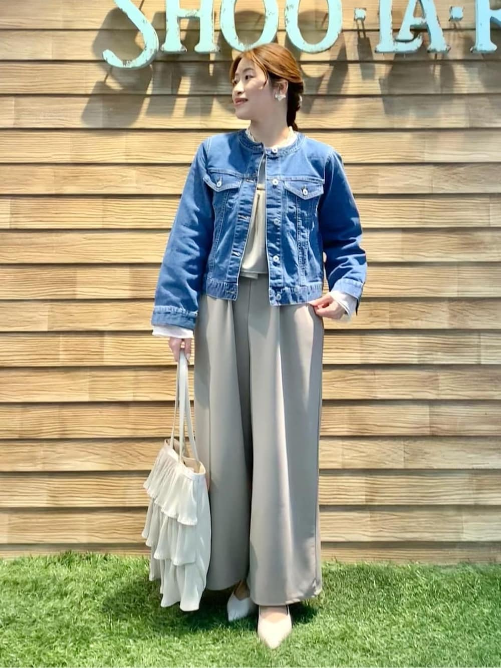 ホワイト系のTシャツ/カットソー、ベージュ系のサロペット/オーバーオール、ブルー系のデニムジャケットを着用したレディースの春コーディネートの2枚目の写真