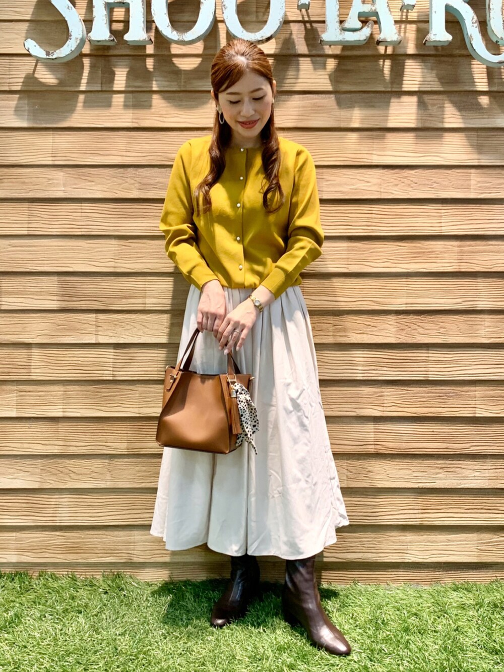 「シューラルー、ドレスキップ、大人カジュアル、きれいめカジュアル、シンプルコーデ、秋コーデ、秋冬コーデ、イエロー、カーディガン、ホワイト、スカート、トートバッグ、ブーツ、プチプラ、ゆかちゃんありがとう大好き❤️」|「DRESKIPの【洗える】パ-ル調ボタンスポンディッシュカーディガン(カーディガン/ボレロ、イエロー系)」を使った、E r i さん(骨格ウェーブ・レディース・162cm)の秋コーディネートの2枚目の写真