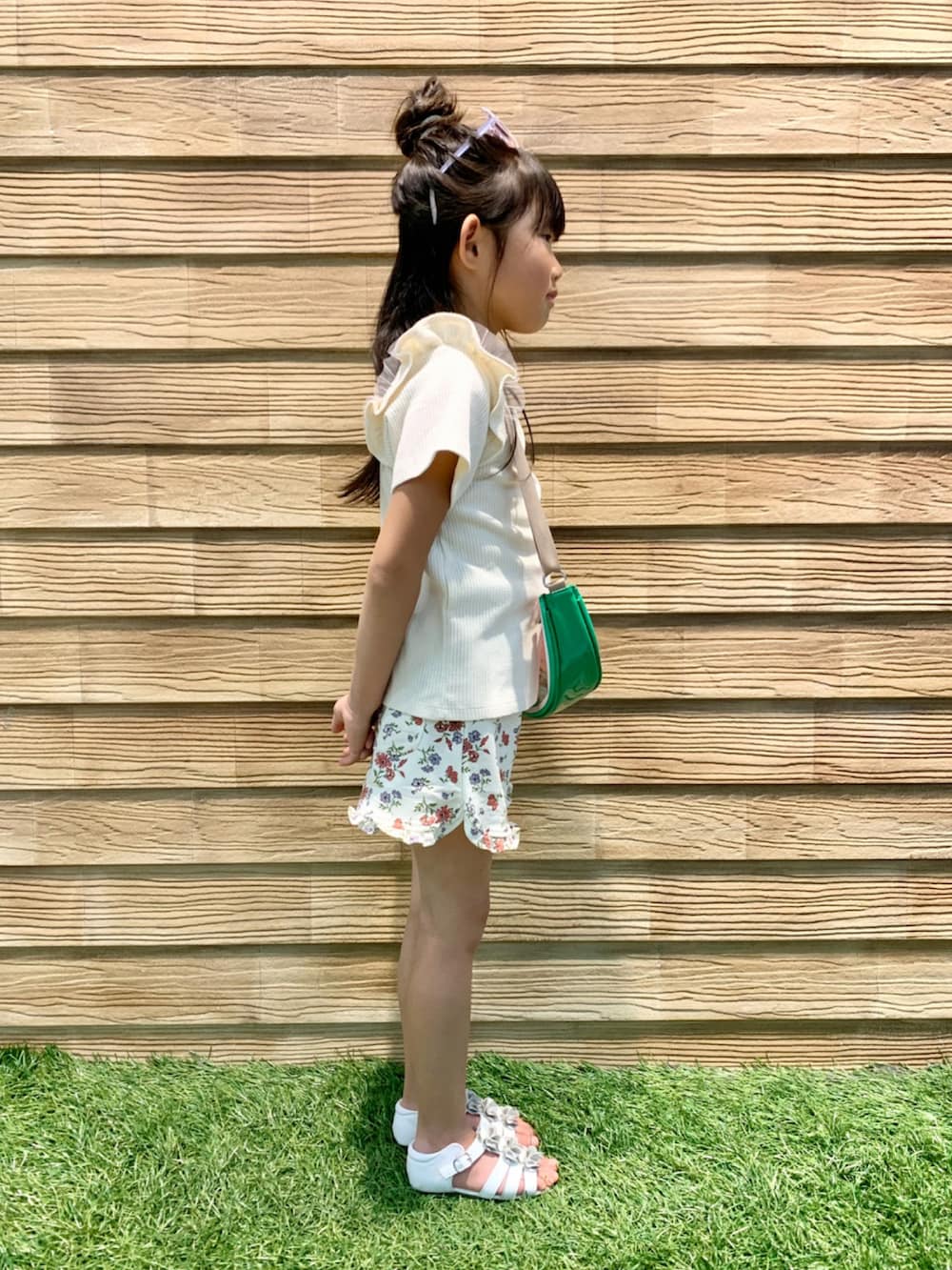 ホワイト系のTシャツ/カットソー、ベージュ系のその他パンツ、グリーン系のショルダーバッグを着用したキッズの夏コーディネートの4枚目の写真