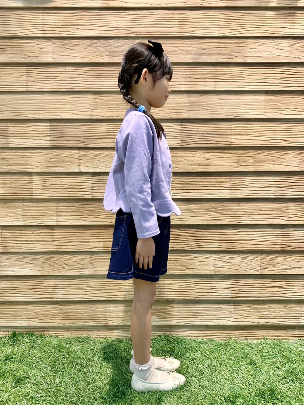 パープル系のカーディガン/ボレロ、ホワイト系のTシャツ/カットソー、ブルー系のその他パンツを着用したキッズの秋コーディネートの4枚目の写真