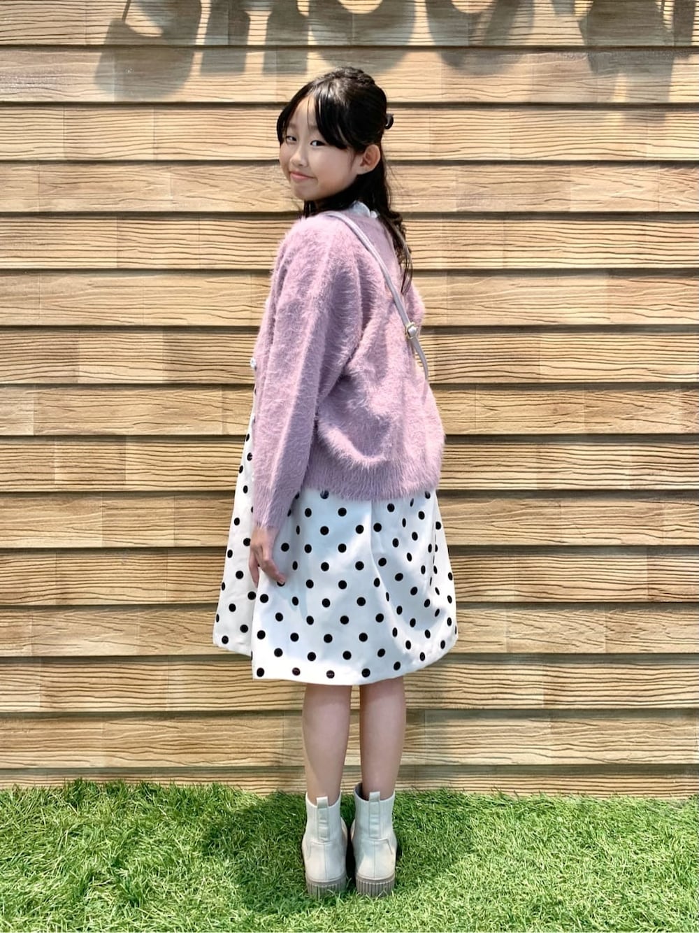ホワイト系のTシャツ/カットソー、ホワイト系のワンピースを着用したキッズの冬コーディネートの4枚目の写真