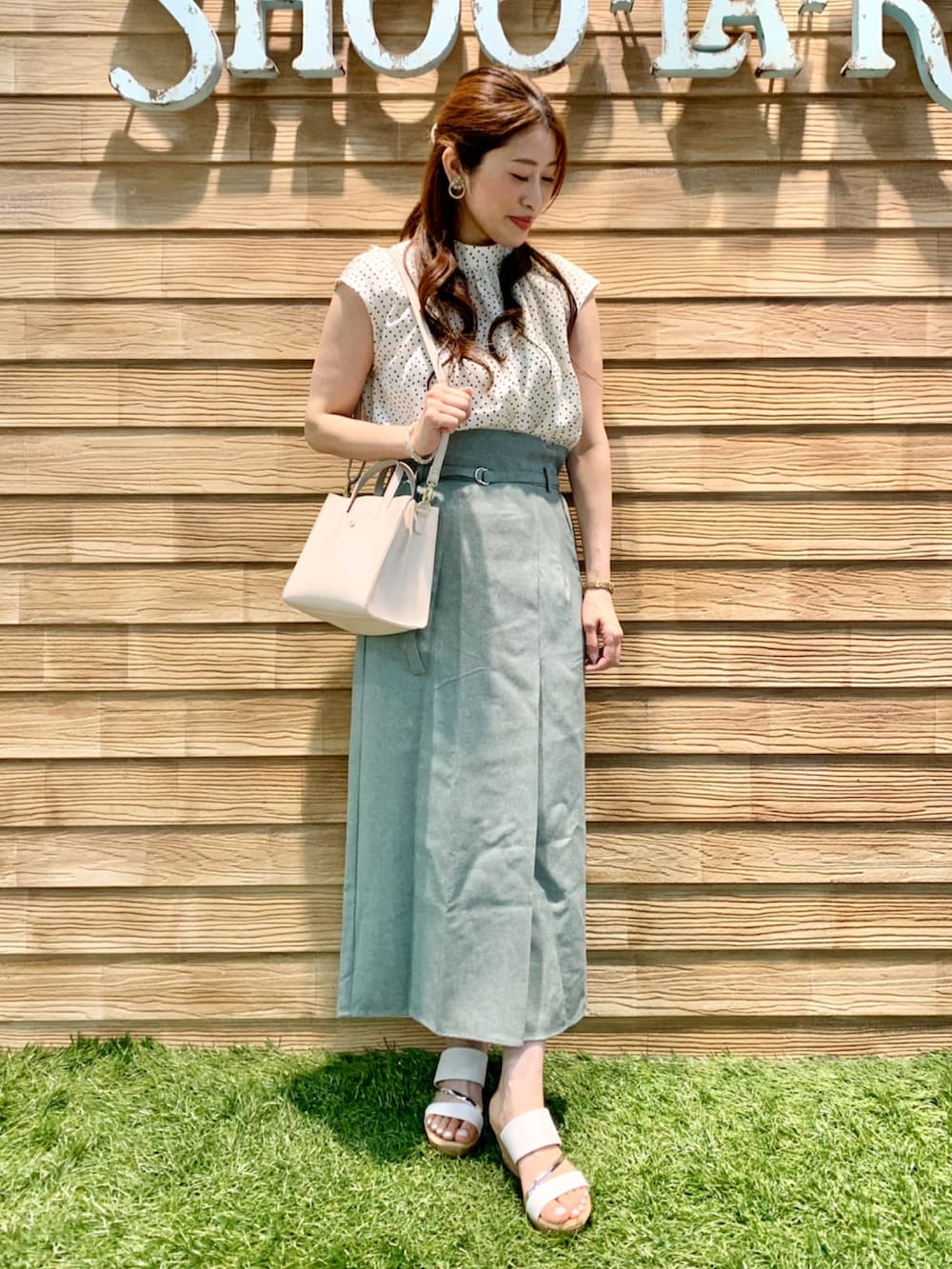 ベージュ系のシャツ/ブラウス、グリーン系のスカート、ホワイト系のショルダーバッグを着用したレディースの夏コーディネートの3枚目の写真